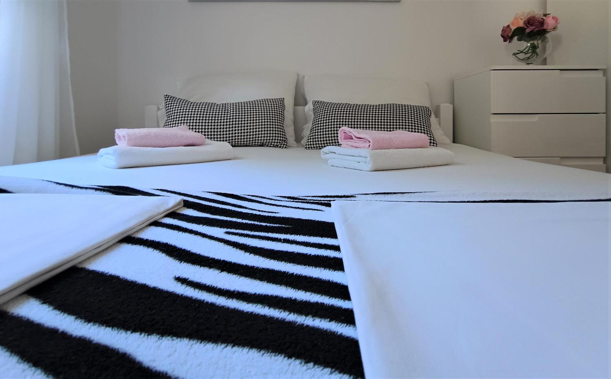Apartments Vuleta パグ エクステリア 写真